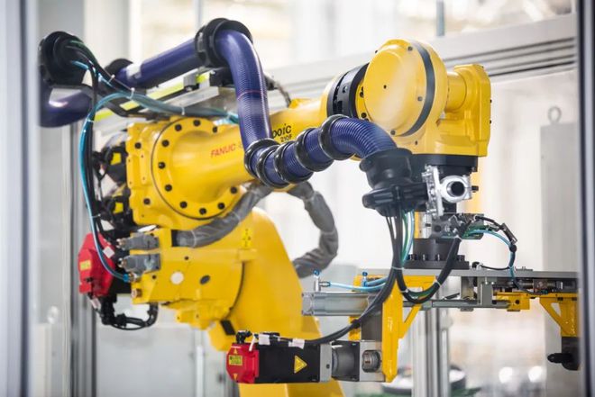 發(fā)動(dòng)機(jī)技術(shù)革新與市場(chǎng)動(dòng)態(tài) 新一代蒙迪歐上市與榮威GS61、特斯拉Roadster新進(jìn)展